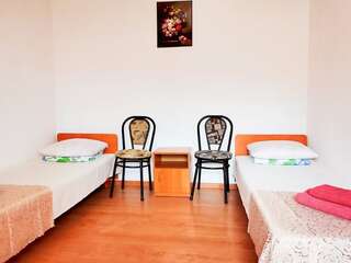 Гостевой дом Карадениз Рыбачье Двухместный номер с 2 отдельными кроватями и общей ванной комнатой-1