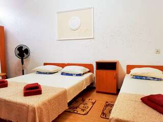 Гостевой дом Карадениз Рыбачье Стандартный трехместный номер-1